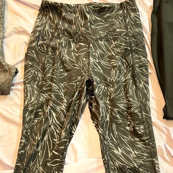 THREE pairs MTA Capri Leggings (Black, Marbled Black, Heathered Grey) MEDIUM - Picture 2 of 12